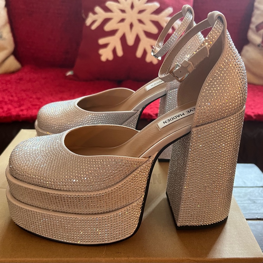Brand new, never worn platform
Heel height: 13cm/5.1"
Rhinestone embellishment
